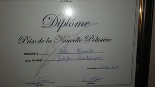 Une des nouvelles publiées dans ce recueil (Artifice Paradisiaque) a obtenu le Grand Prix de la Nouvelle Policière à Albert (80), en 2017. Elle vaut le coup !